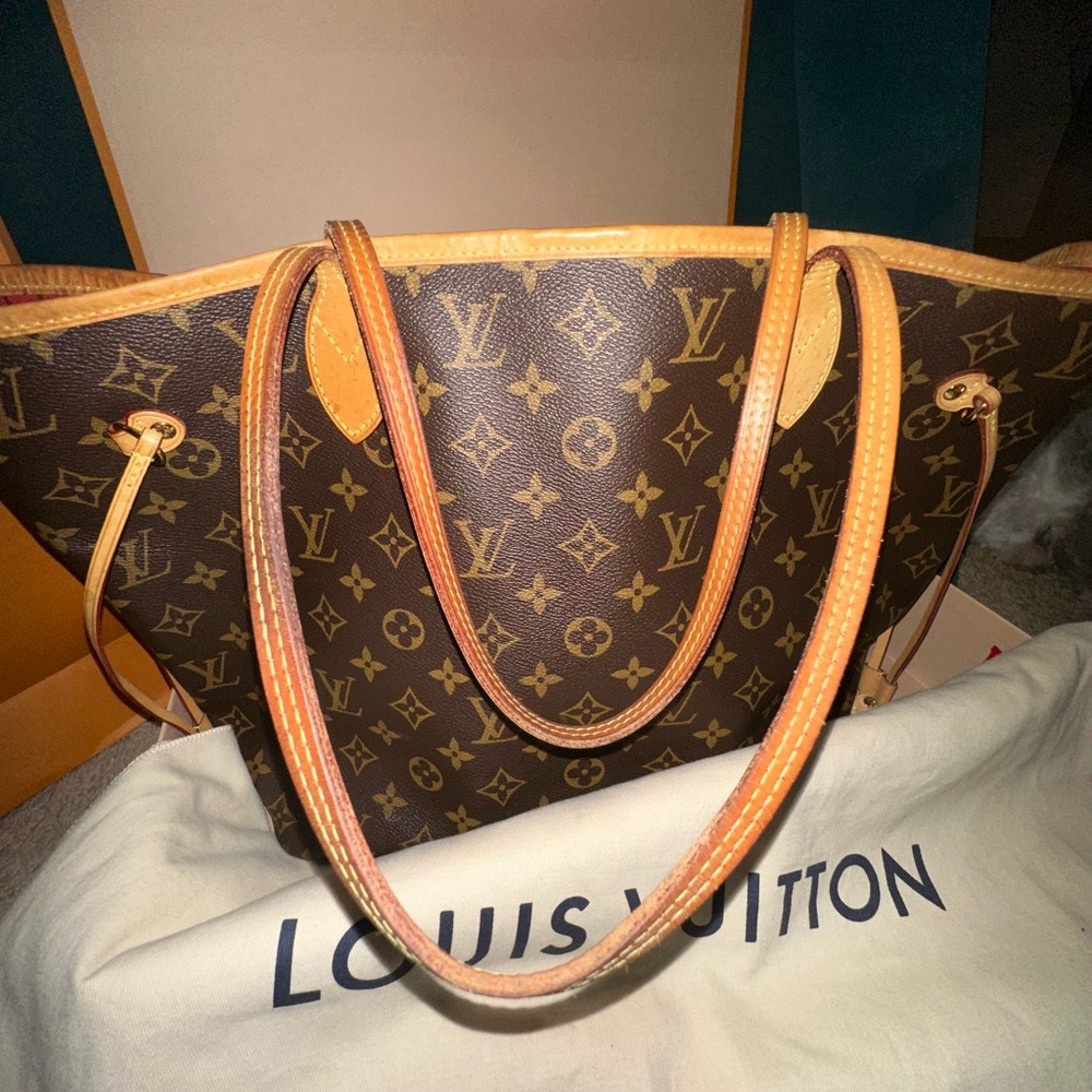 2017 Louie Vuitton Neverfull. Red lining with mini bag and original box/bag. - Picture 8 of 16
